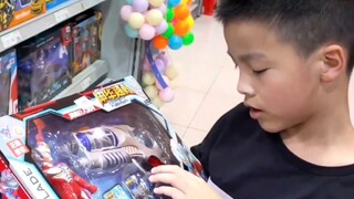 Siswa sekolah dasar mengunjungi toko mainan Ultraman dan menemukan bahwa Ultraman Zeta juga telah di