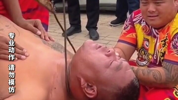 Người đàn ông biểu diễn xiếc mặt đỏ bừng, netizen khen ngợi tinh thần nỗ lực vươn lên trong cuộc sốn