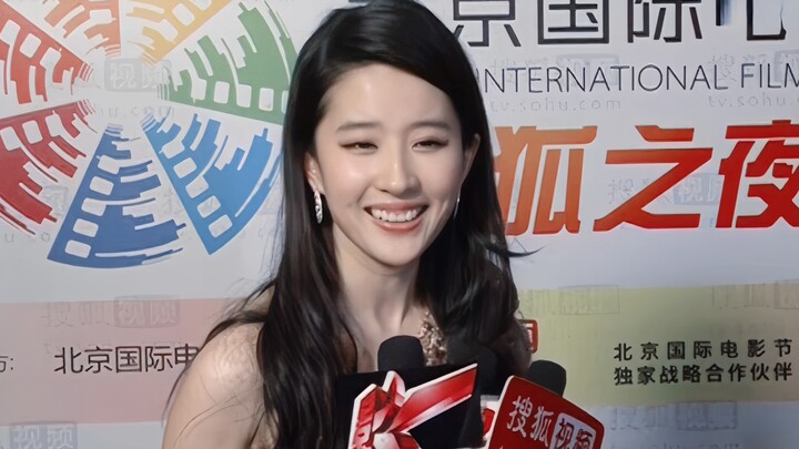 “Saya akan pulang dan mencarinya di internet” hahahaha, wawancara Liu Yifei kok selalu lucu seperti 