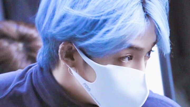 ตอนยังไม่เดบิวต์น่ะ หน้าตาดีกว่านี้เหรอ? ทำไมปีนึงๆ หน้าตาถึงแย่ลงทุกทีเลย? ขอร้องล่ะ ขนาดตอนเป็นผู้