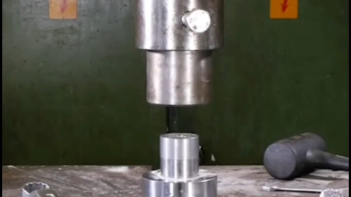 ลองเอาทรายมาวางใต้เครื่องอัดไฮดรอลิกแล้วกดด้วยแรงโน้มถ่วงซ้ำๆ ดูสิว่าคุกกี้ทรายแข็งแค่ไหน?