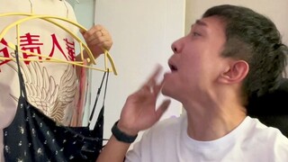 عندما تطلب من رجل تقليدي مسن أن يساعدك في اختيار ملابسك