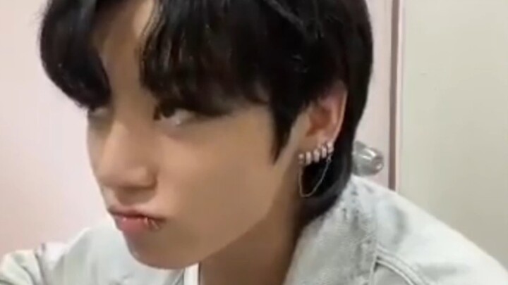 [Jeongguk] That little表情 clearly shows he’s savoring it!