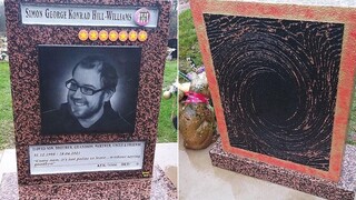 "الورقة الأخيرة في حياتك، عليك أن تلعبها حتمًا"—أم تُقيم شاهد قبر لابنها الراحل على طراز لعبة يوغي أ