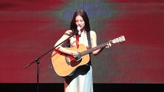 BLACKPINK JENNIE memainkan gitar sambil bernyanyi "Best Part".