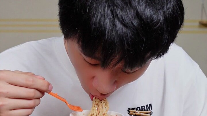 巧克力牛奶泡面！真的好吃吗？