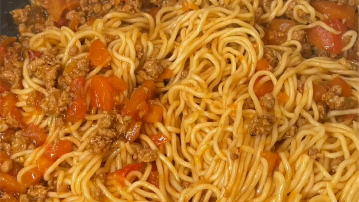 Gao Yuyu has come up with another new dish: tomato meat sauce braised noodles!