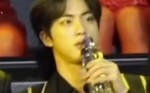 【BTS】ช่วยปล่อยพวกเขาออกมาออกรายการงานเลี้ยงหน่อยได้ไหม… มุกตลกในงานเลี้ยงมันต้องอัปเดตกันแล้วนะ 😢