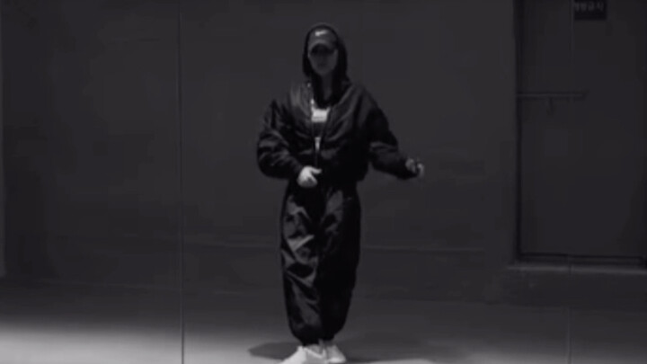 [Zheng Shoubin] Roaring Dual-Screen Comparison | Perfectly Nailing Dance Details Yet Claiming "Can't