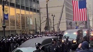 Puluhan ribu orang mengantarkan perwira polisi berusia 22 tahun, Jason Rivera.