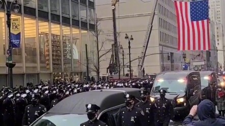 ผู้คนนับหมื่นร่วมส่งศพเจสัน ริเวรา ตำรวจวัยเพียง 22 ปี