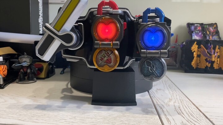 Kamen Rider Armor Gold và Silver Apple