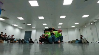 【王一博】靠靠靠靠！素颜的啵啵，练习室版太帅了！这妈皮不要也罢！老公真帅！