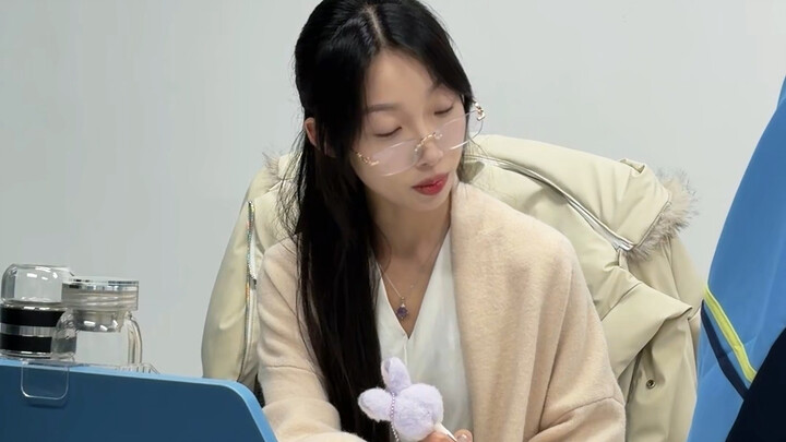 Thỏ con tí tẹo, thỏ con tí tẹo, mình là chú thỏ con mà cô Diệp yêu nhất đây～