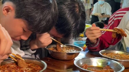 Eating snail noodles with my younger brothers and just chatting—it’s inexplicably fun!