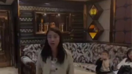 Berapa banyak pria yang harus berlarian untuk menyanyikan lagu ini! Cinta itu sedalam laut