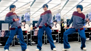 A solo newcomer is dancing wildly in Dahei's office?...Dancing well rewards 1013 times!