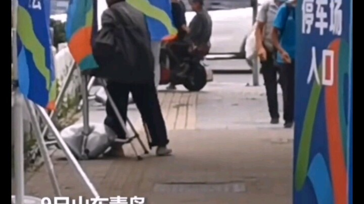 น่าเศร้าใจมาก!! ยังคงเป็นปัญหาทางเดินสำหรับผู้พิการทางสายตา คราวนี้ชัดเจนขึ้นอีกแล้ว!!!