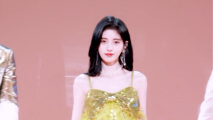 "กดปุ่มที่ 5 เพื่อพิมพ์น่ารักในวิธีการป้อนข้อมูล" ของ Ju Jingyi ช็อตตรง ๆ