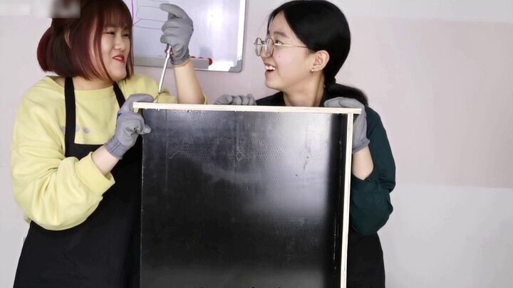 Buka dua set kotak buta Crayon Shin-chan dan potong sendiri kayunya untuk membuat lemari pajangan An