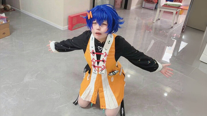 Cosplayer blogger breaks down when heading home for the New Year—and it’s all because…