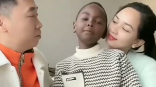 ครอบครัวสามคนที่มีความสุขและสมบูรณ์