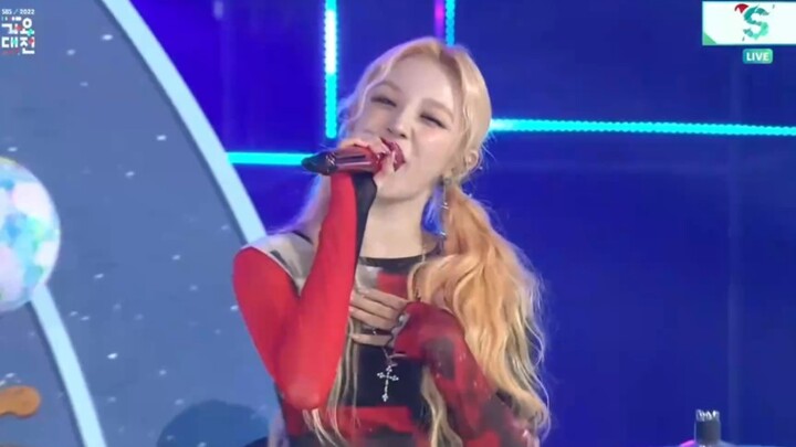 Song Yuqi and Minnie collaborated with their seniors on the opening song of "Comet"