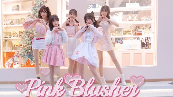 Shocking! The commercial street turned pink overnight 💗 IZ*ONE’s “Paintbrush Squad” is on the scene 