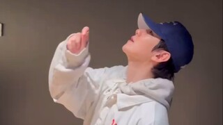 【边伯贤】IU新曲《Holssi/孢子》舞蹈挑战！！！