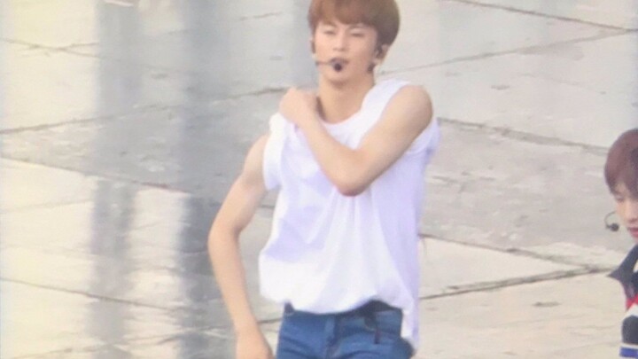 【NCT Lee Maek】Có ai vẫn chưa xem HOT MARK của ngày hôm nay không? Lee Maek với áo phông trắng và quầ