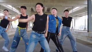 Sekalipun kamu pakai baju orang tua, kamu tetap harus minum minuman penalti! Tarian cover khusus pri