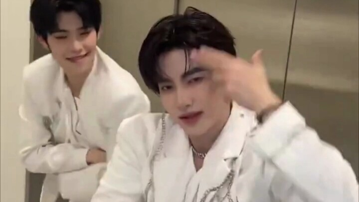 说是要展示“主唱的实力”，结果跳了LESSERAFIM的新歌SPAGHETTI！BGM是怎么回事？！这个章昊太有意思了！