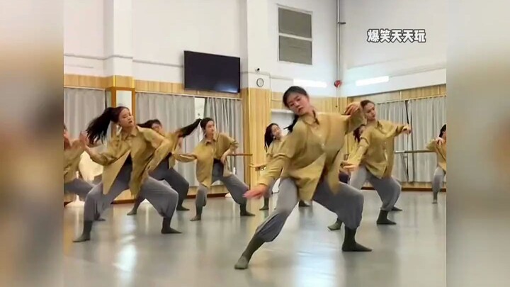 盘点校园表演社死现场，瞬间丧失优先择偶权