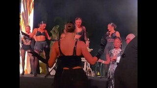 Ngày 2 tháng 11, các vũ công xếp hàng trong lễ hội Halloween biểu diễn phục vụ khách mời tại dinh th