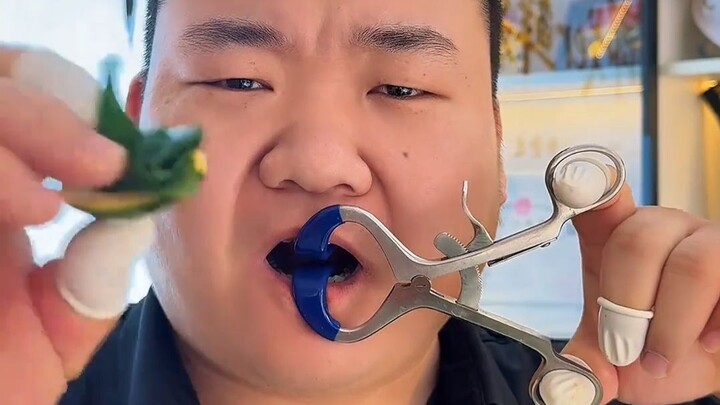 [Homo Sapiens TV] Still Homo Sapiens Eating Big Fruits