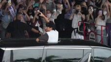 Wang Hedi has arrived in Thailand! Standing on the car with the sunroof open to greet fans!