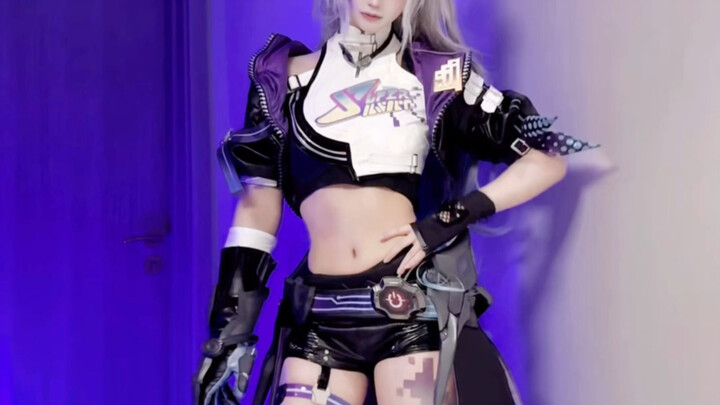 Kita yang nggak punya perut six-pack, kalo pake Silver Wolf jadinya gini… (