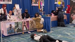 Tiểu Tiểu Hồng liên tục vấp ngã