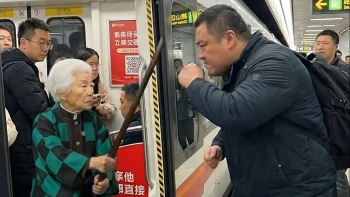 عجوز تسعينية عالية الطاقة تتصدّى لفوضى مترو الأنفاق!