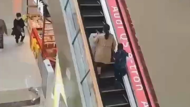 小孩：妈，这电梯咋这么久还没到上边啊妈妈：请看VCR