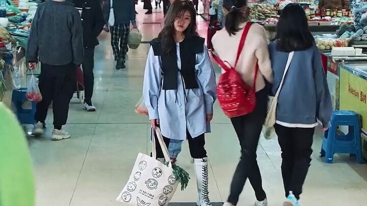 Para ibu di pasar tradisional paling takut kalau Zhao Lusi nggak bahagia, hahaha!