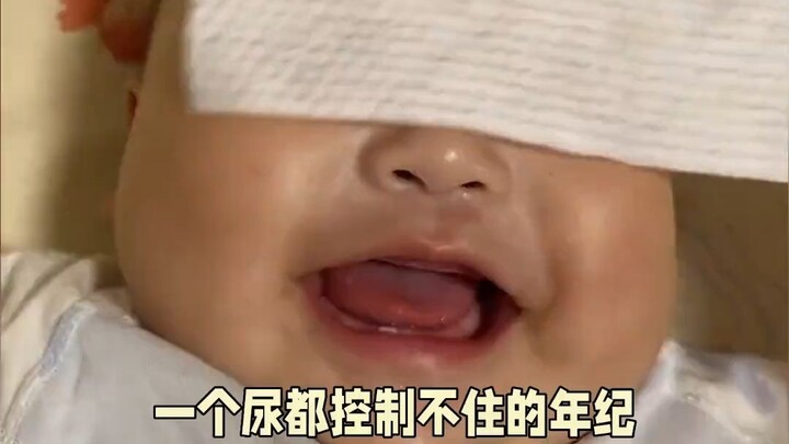 น้องตัวเล็กอายุแค่นี้ยังควบคุมอารมณ์ได้ดี หนูน้อยยิ้มแฉ่งให้แม่ แต่พอพ่อเดินมาหน้าก็เปลี่ยนทันที~