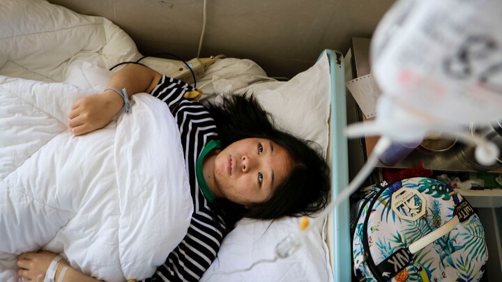 In Henan, a 24-year-old woman has been battling a severe illness for 15 years; during that time, bot