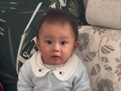 Her reaction when she met her bestie’s baby for the first time! Baby: “Mom, grab my most expensive f