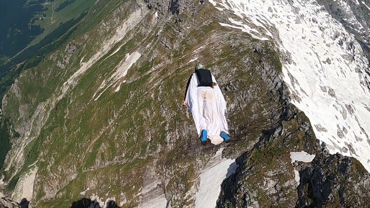 [Sports]Thrilling wingsuit flying through mountains in FPV