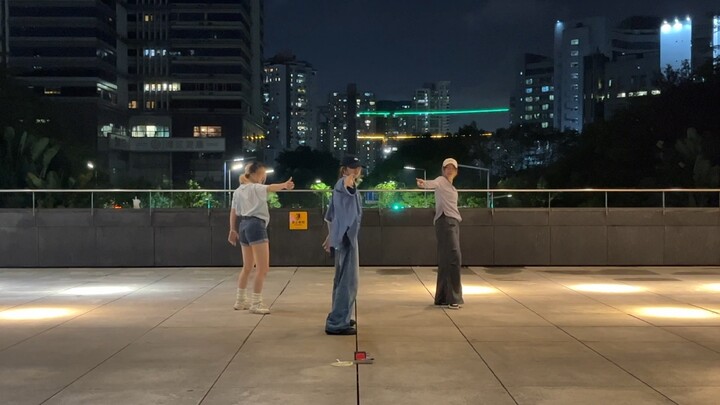 Dia seorang serigala, barang langka, menyeret dua gadis dari grup untuk menari denganku