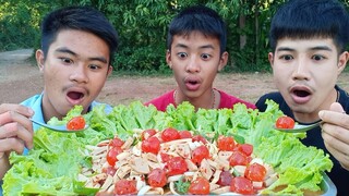 ยำหมูยอไข่แดงเค็ม ให้น้องๆกินครั้งแรก..