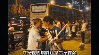 Anh ta chỉ là một con hổ đang cười, còn lão già kia thì rất nham hiểm