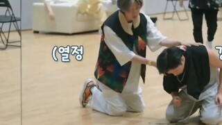 认真的教学的徐明浩！真是一个认真负责的好老师~洪知秀 #权顺荣 #seventeen