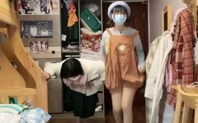 Orangnya sudah pergi, tapi sepatunya masih di tempat semula.